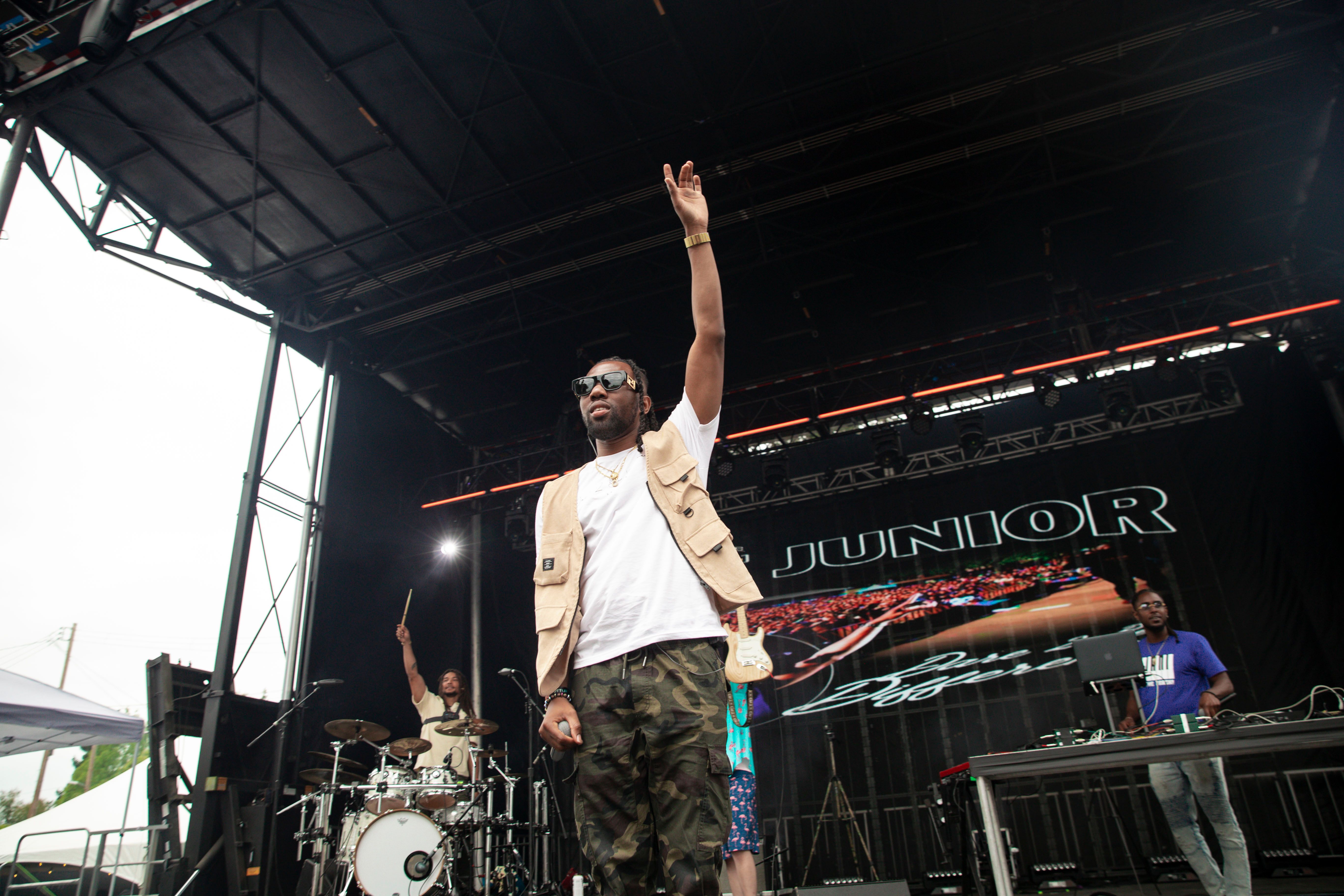 Oke McFly performing